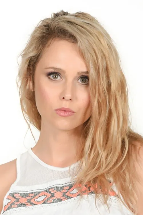 Bojana Ordinačev interpretando a Serbian Reporter (voice)