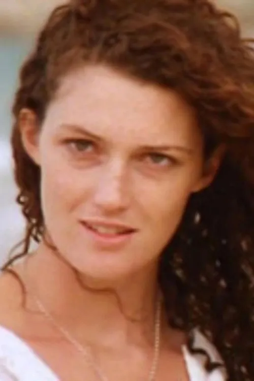 Bonnie-Jaye Lawrence interpretando a Gail