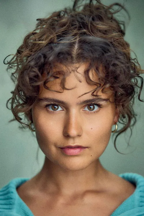 Boo Miller interpretando a Emma