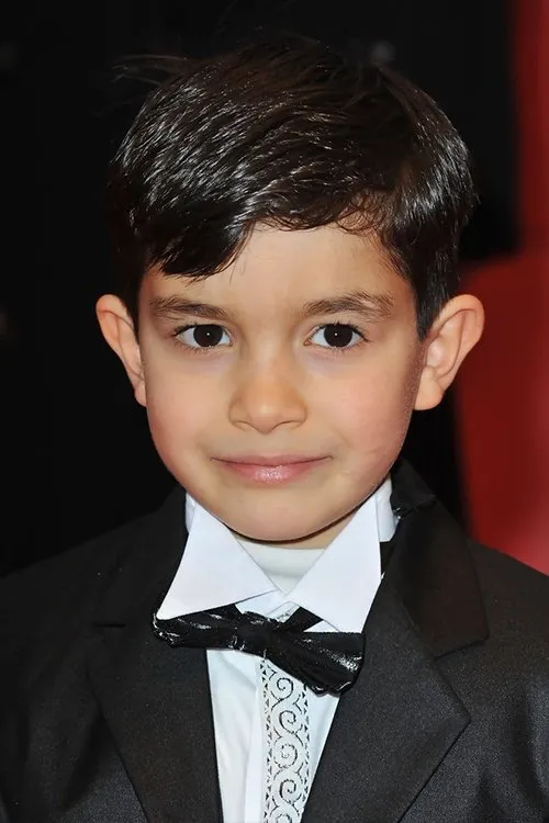 Bora Altaş interpretando a Kemal