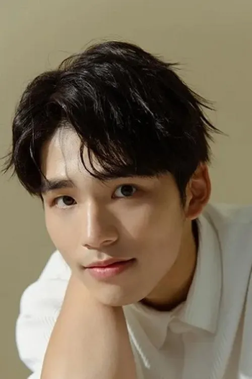 Boris Wang — personaje: Qian Zhong Hou [Paralegal at Xing Wang Law Firm]