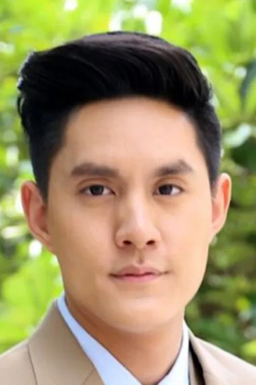 Boss Jukkaphan Wongkanit — personaje: "Pit" Phithan [Don's cousin]