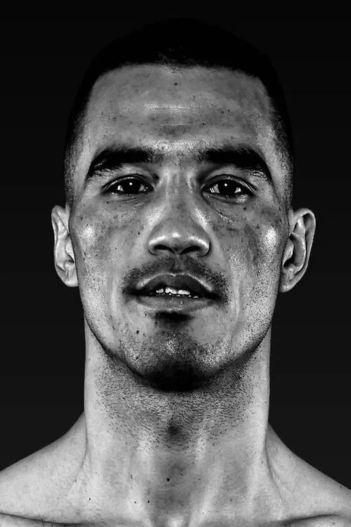 Botirzhon Akhmedov interpretando a Self