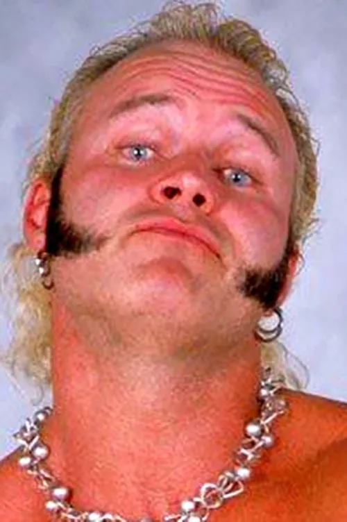 Brad Cain interpretando a Lodi