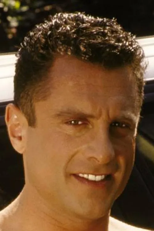 Brad Eliot interpretando a 