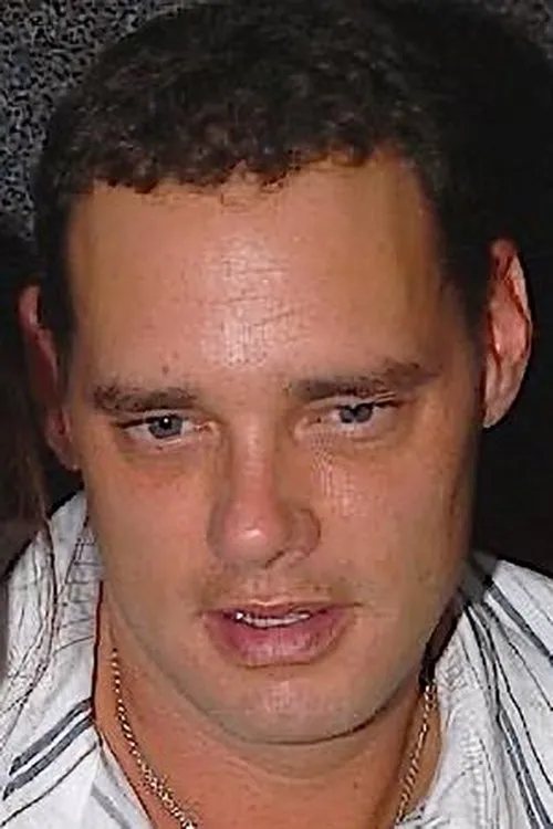 Brad Hardy interpretando a Steve