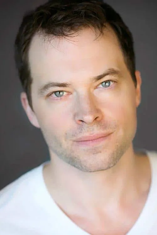 Brad Hodder interpretando a Edmund