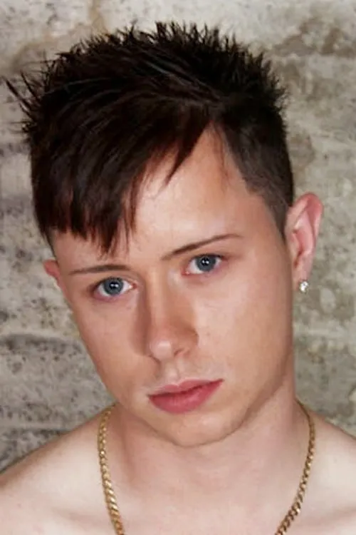 Brad Holt interpretando a 