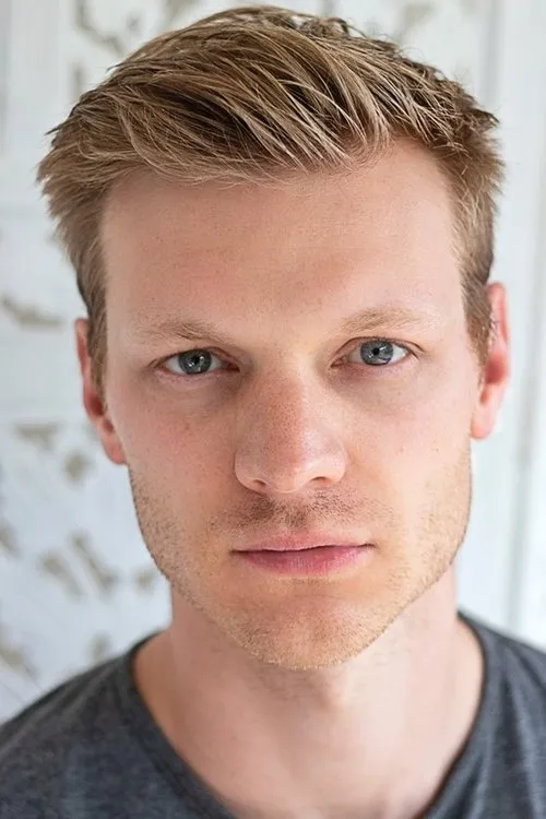 Brad Kannegiesser — personaje: Tom