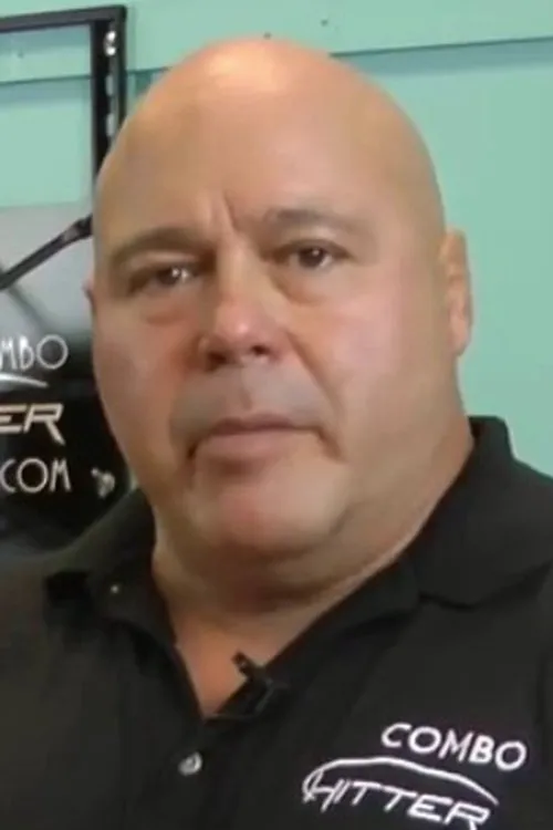 Brad Kohler interpretando a Self