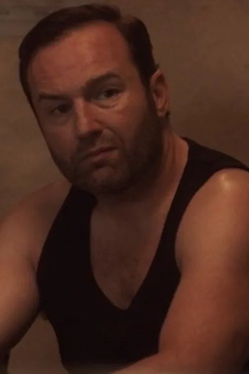 Brad Moore interpretando a Husband