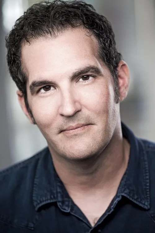 Brad Norman interpretando a Craig Leeham