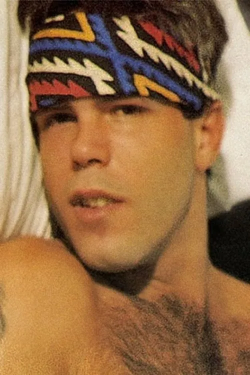 Brad Peters interpretando a