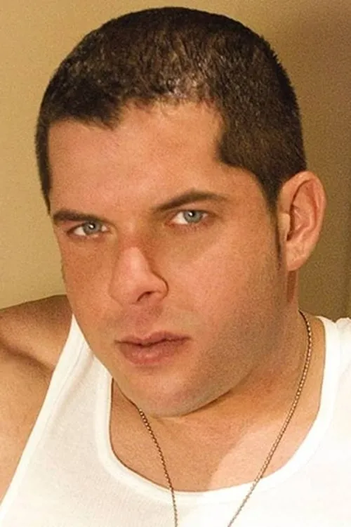 Brad Rock interpretando a 