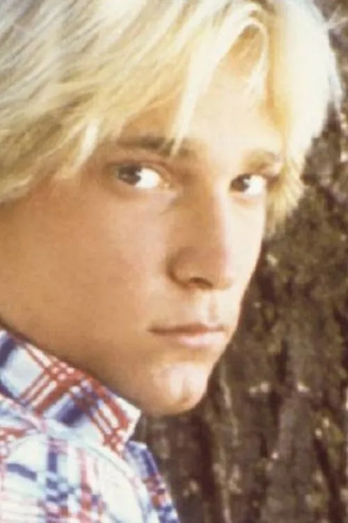 Brad Savage interpretando a Danny