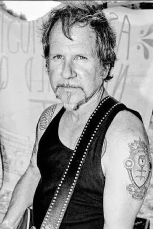 Brad Tolinski interpretando a Self