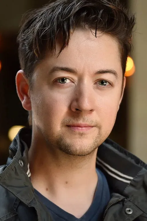 Bradford Anderson interpretando a Ed