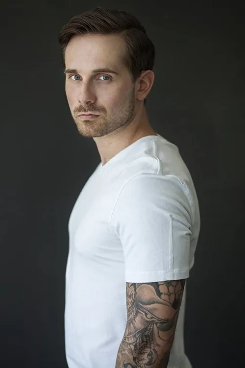 Brady Roberts interpretando a Hank