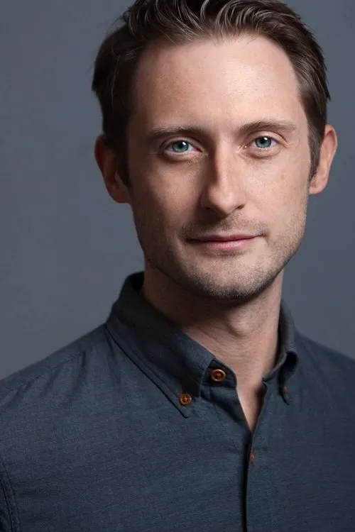 Brandon Bales interpretando a Gary