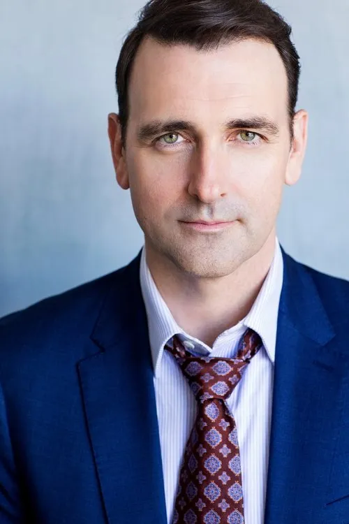 Brandon Firla interpretando a Paul