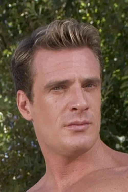 Brandon Irons interpretando a 