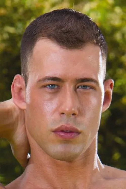 Brandon Jones interpretando a