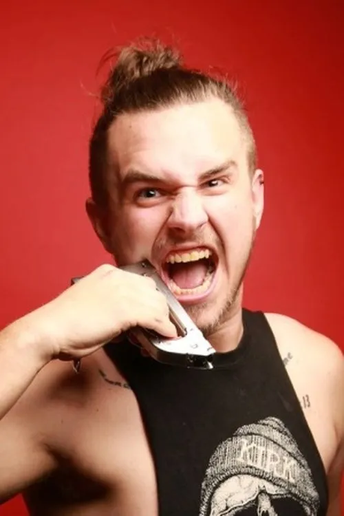 Brandon Kirk interpretando a Brandon Kirk