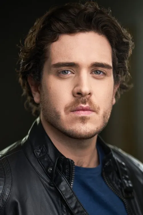 Brandon Olds interpretando a Adam