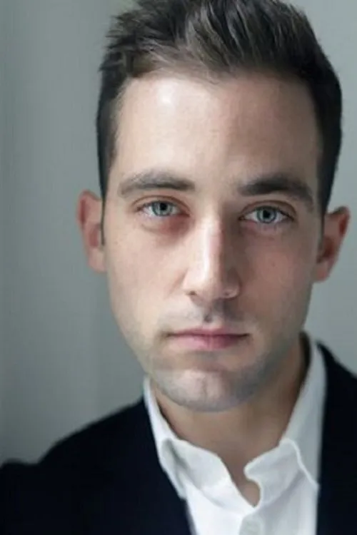 Brandon Waret interpretando a Romain