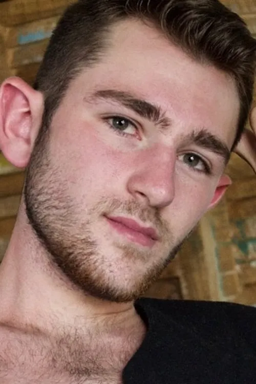 Brayden Wolf interpretando a Elder Ingles