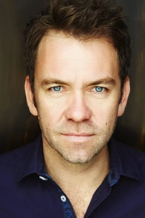 Brendan Cowell interpretando a Dirk