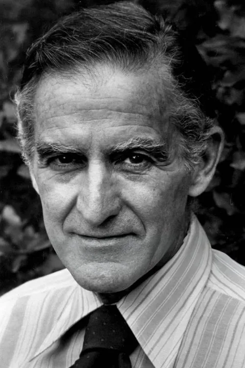 Brendan Gill interpretando a Commentator