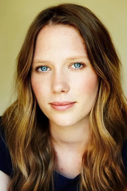 Brenna Harding interpretando a Charlie