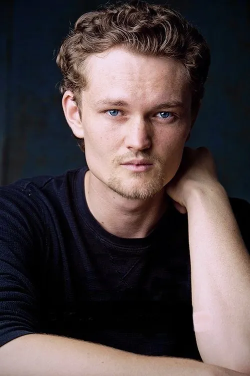 Brennan Keel Cook interpretando a Blade