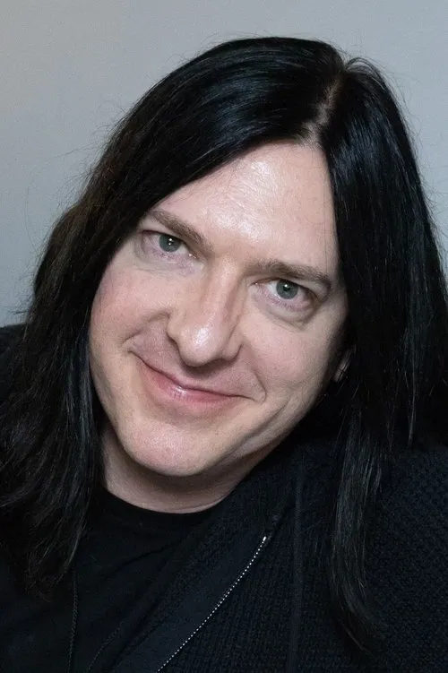 Brent Fitz interpretando a Drums