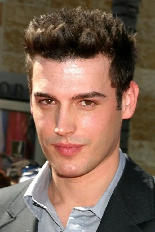 Brent Weber interpretando a Martin