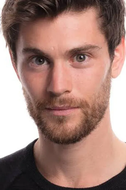 Brett Fleisher interpretando a Curtis