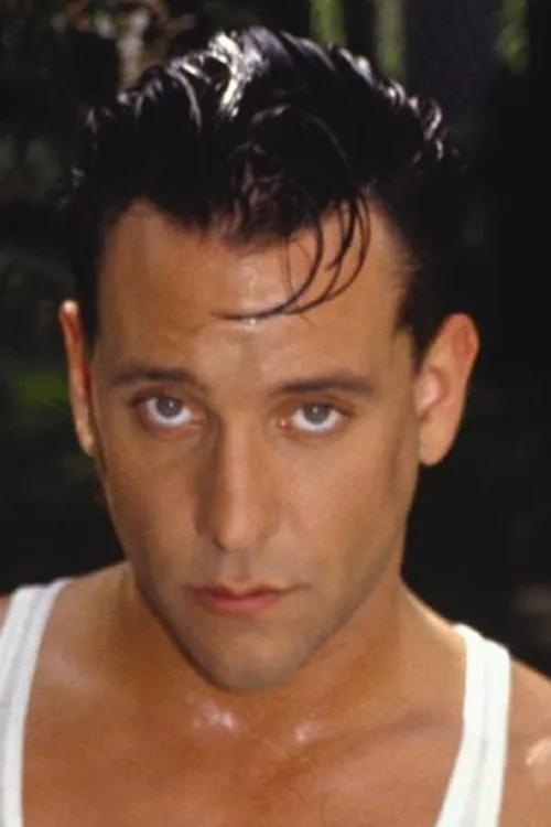 Brett Ford interpretando a 