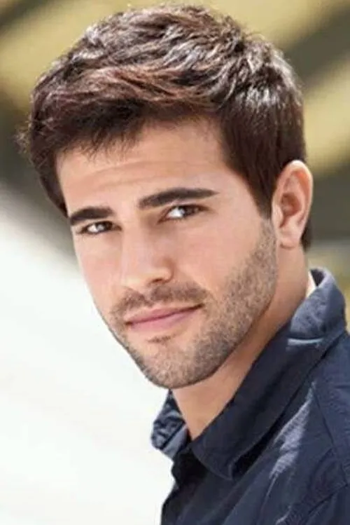 Brett Novek interpretando a Randall