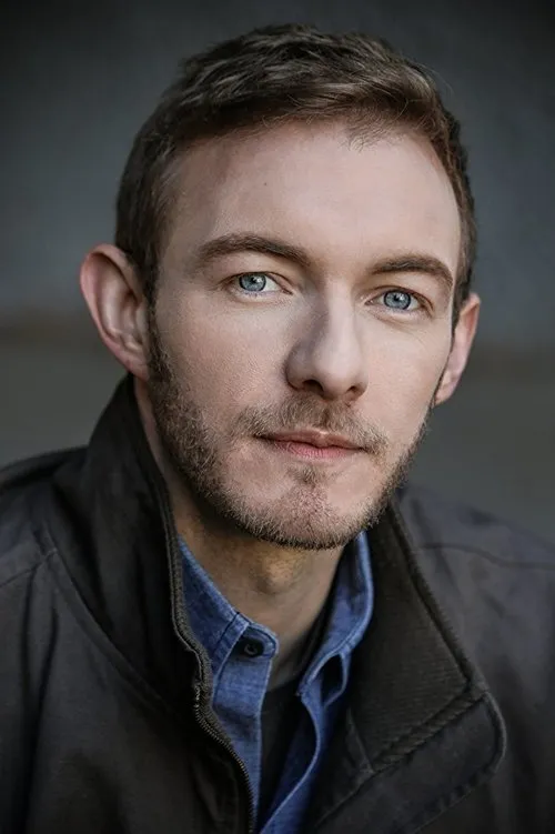 Brett Schneider interpretando a Johnny