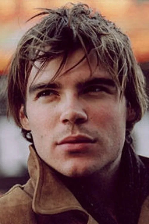 Brett Stiller interpretando a Glenn Abbott