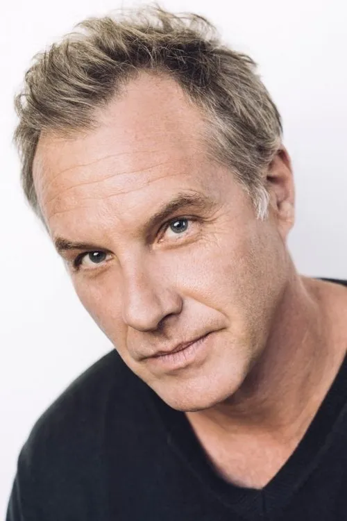 Brian Boone interpretando a John