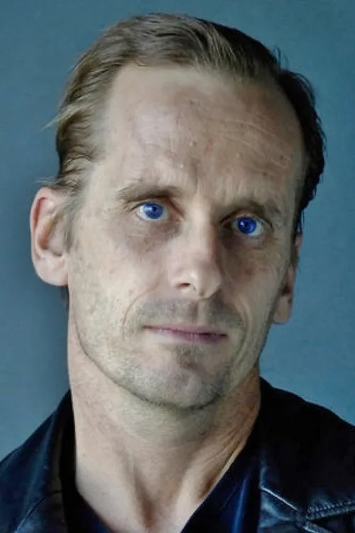 Brian D. Wright interpretando a Fred The Manager