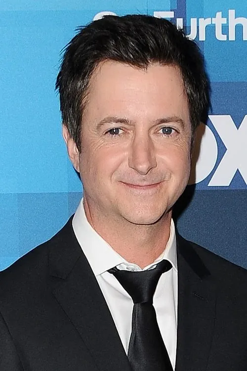 Brian Dunkleman interpretando a Host