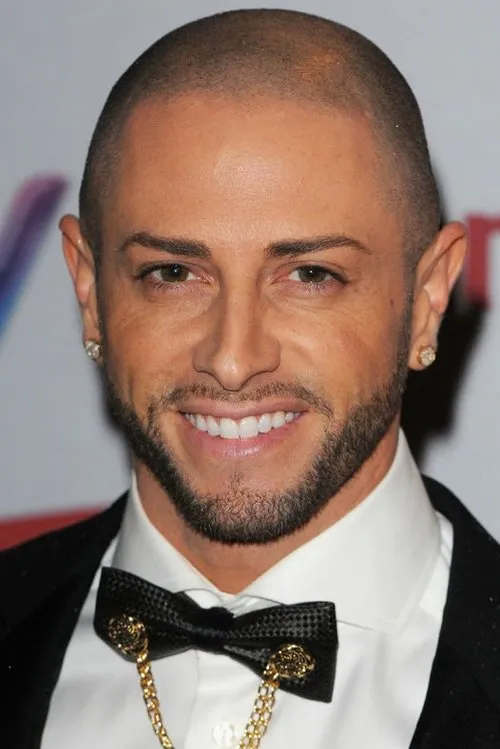 Brian Friedman interpretando a Band Member (video interlude)