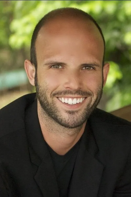 Brian Grandis interpretando a Jackson Miller