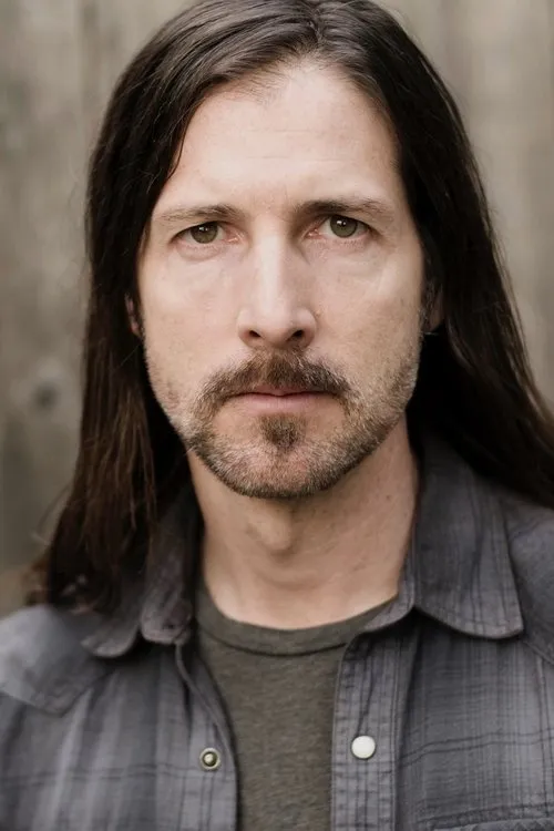 Brian Groh interpretando a Nick