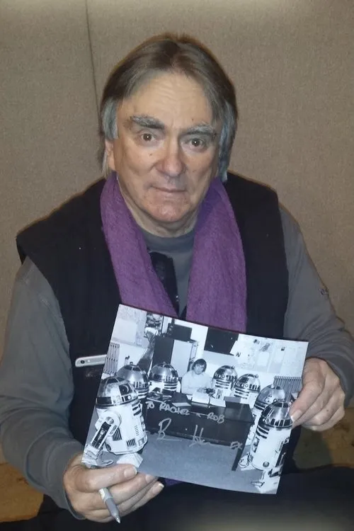 Brian Johnson interpretando a Self