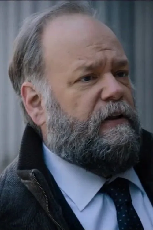 Brian Keane interpretando a Fred Richards-Dean