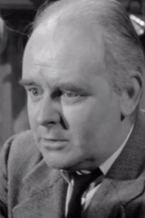 Brian O'Higgins interpretando a Tom Kyle